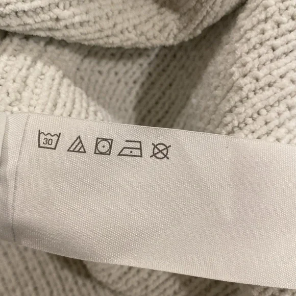 Abercrombie & Fitch Chenille Soft Sweater Ivory Gray Color Size Medium - Picture 6 of 9